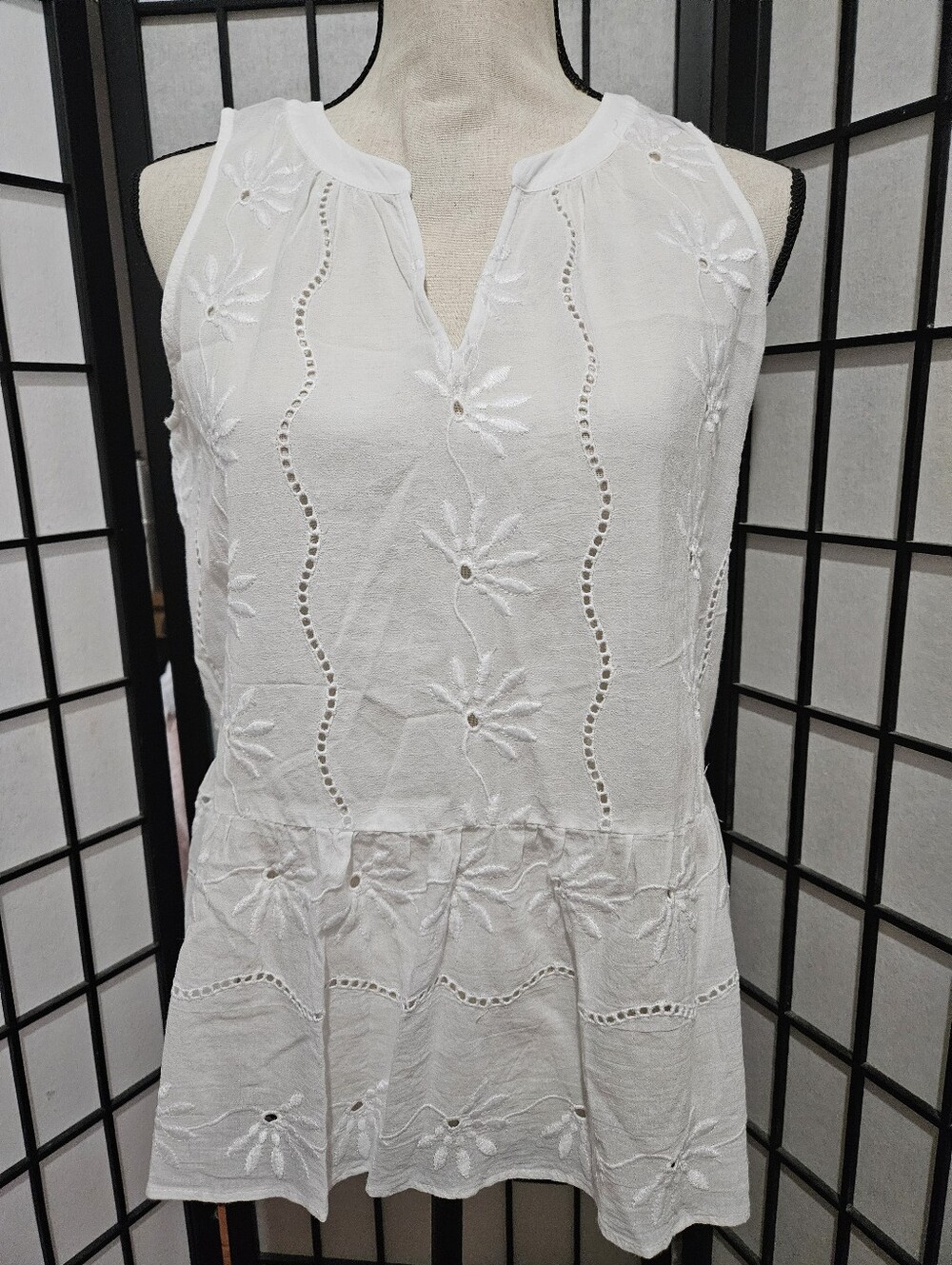Loft Size XS White Floral Eyelet Sleeveless Peplum Blouse